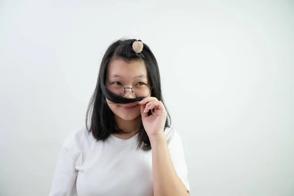 Asiático Óculos Jovem Mulher Está Pensando Algo Cheirando Seu Cabelo — Fotografia de Stock