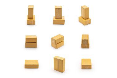 Çevrimiçi alışverişin beyaz arka planının önündeki stüdyo ışığına yerleştirilmiş izole kahverengi karton kutular alıcıya teslim edilir. Kesme Yolları.