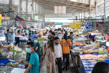 Chonburi Eyaleti, Tayland - 25 Eylül 2020, Asya yerlileri, Tayland 'ın Chonburi Eyaleti' ndeki büyük taze market olan Angsila balık pazarından deniz ürünleri alıp satıyor..