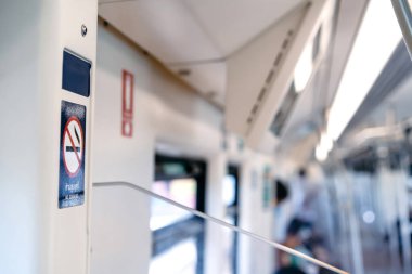 BTS tren duvarında arka planı bulanık sigara içilmeyen çıkartma. (Etiketteki metinler 