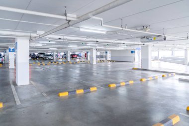 Alışverişin çıkış mağazası binasındaki defocus Otopark Alanı.