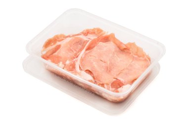 Dilimlenmiş çiğ domuz eti, beyaz arka planda plastik kutuda..