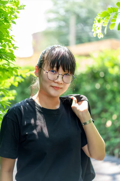 Retrato Mulher Tailandesa Glassese Asiática Está Jardim Pela Manhã — Fotografia de Stock