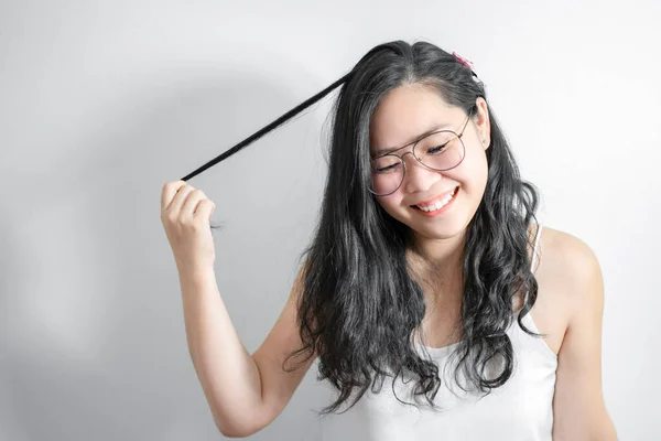 Asiático Menina Tímida Feliz Sorriso Com Jogando Seu Cabelo Estúdio — Fotografia de Stock