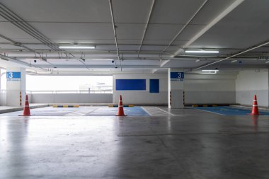 Alışveriş merkezinin kapalı otoparkındaki engelli park alanı..