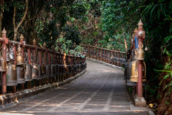 Séta Fém Bronz Harangok Körül Mellette Dzsungel Környezetben Wat Phra — Stock Fotó