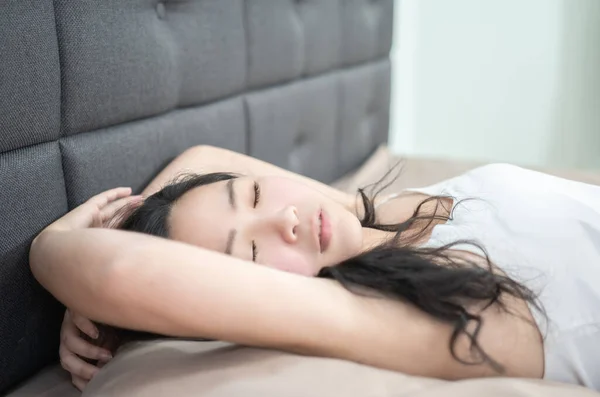 Asiático Exausto Menina Está Dormindo Cama Ela Levanta Mão Para — Fotografia de Stock