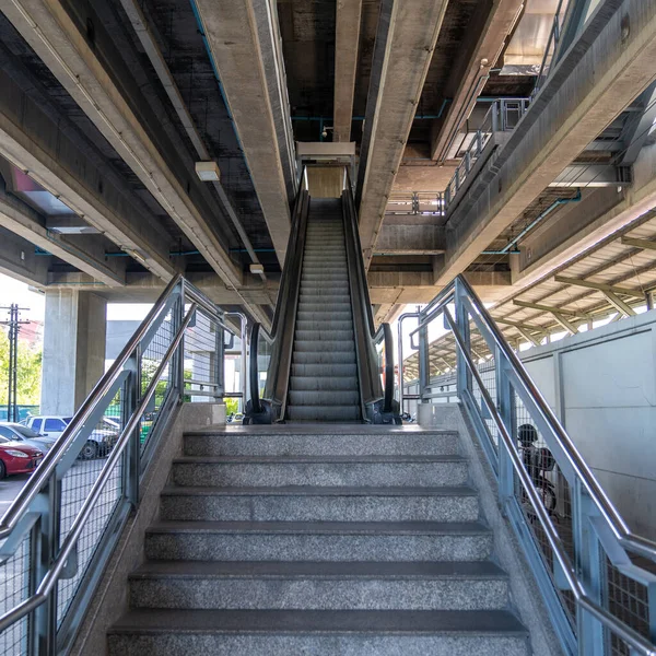 Escaleras Mecánicas Bajo Estación Tren —  Fotos de Stock