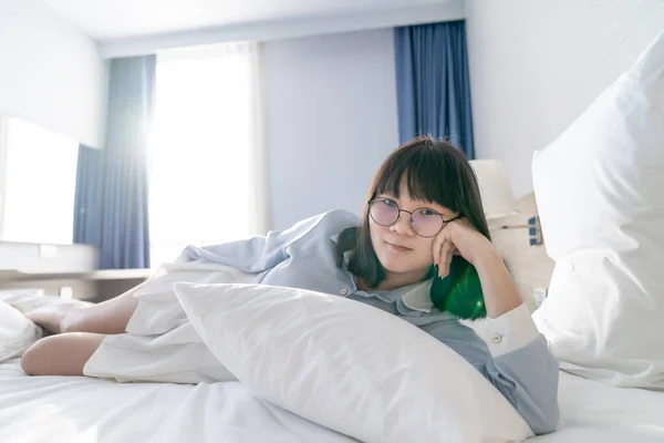 Ásia Jovem Óculos Mulher Mentira Ela Lado Cama Manhã — Fotografia de Stock