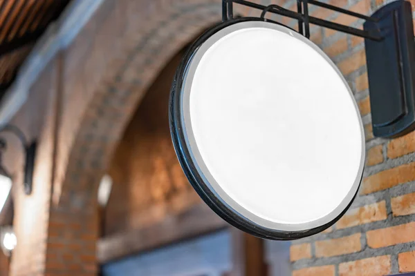 Der Circle White Lightbox Hat Der Wand Vor Dem Ziegelmast — Stockfoto