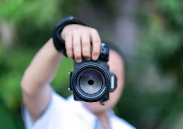 Asiático Homem Detém Câmera Médio Formato Sua Mão Foco Para — Fotografia de Stock