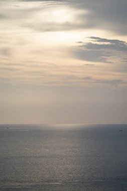 Alacakaranlık Altın Çağı, Phrom Thep Burnu 'nun deniz manzarası tropikal deniz günbatımı dönemi, Phuket Adası' nın manzaralı noktası, Andaman Denizi İncisi, Tayland dünya turistleri için popüler..