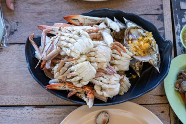 Taze akarsu yengeci yerel restoran masasında yemek için hazır..