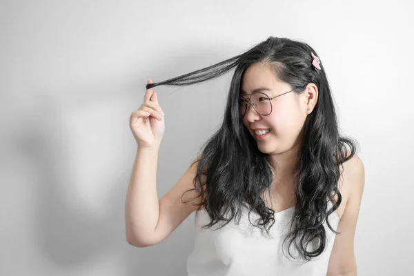 Asiático Menina Tímida Feliz Sorriso Com Jogando Seu Cabelo Estúdio — Fotografia de Stock