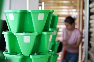 Dikey dikey ekin için yeşil kule tenceresi..