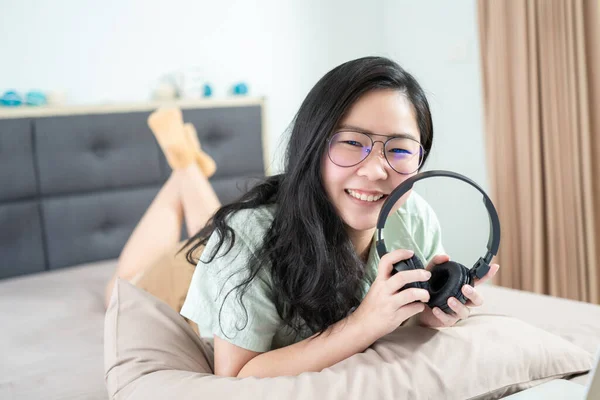 Mulher Asiática Bonita Está Segurando Uma Mentira Fone Ouvido Preto — Fotografia de Stock