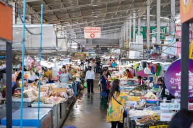 Chonburi Eyaleti, Tayland - 25 Eylül 2020, Asya yerlileri, Tayland 'ın Chonburi Eyaleti' ndeki büyük taze market olan Angsila balık pazarından deniz ürünleri alıp satıyor..