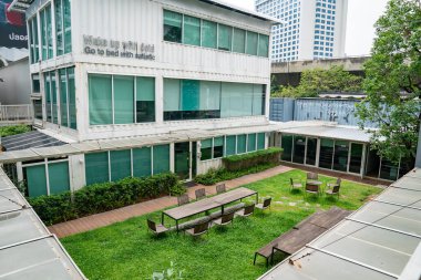 Bangkok, Tayland - 30 Nisan 2021, ShoWDC alışveriş merkezi kapanmadan önceki ofis ortamı 1-31 Mayıs 2021 tarihleri arasında Coronavirus salgını döneminde. Bangkok, Tayland.