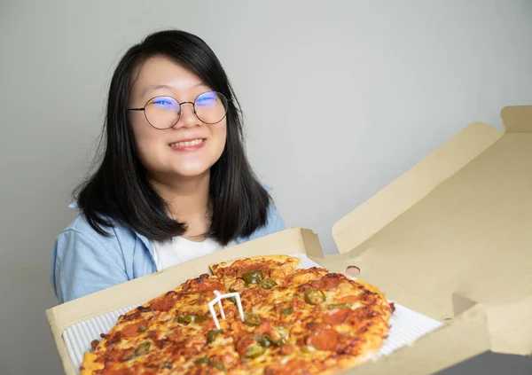 Asiático Óculos Jovem Mulher Abre Pizza Box Excita Sobre Pizza — Fotografia de Stock