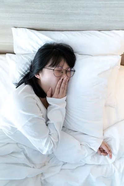 Óculos Mulher Asiática Estão Bocejando Depois Acordar Cama Hora Manhã — Fotografia de Stock