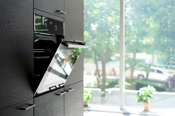 Bangunan Oven Minimal Modern Dengan Furnitur Kayu Kitchen Dengan Jendela — Stok Foto
