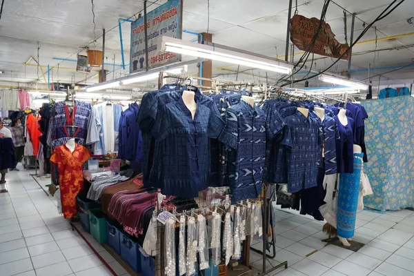 Lampang Tailandia Mar 2021 Expositor Local Paños Tradicionales Frente Tienda — Foto de Stock