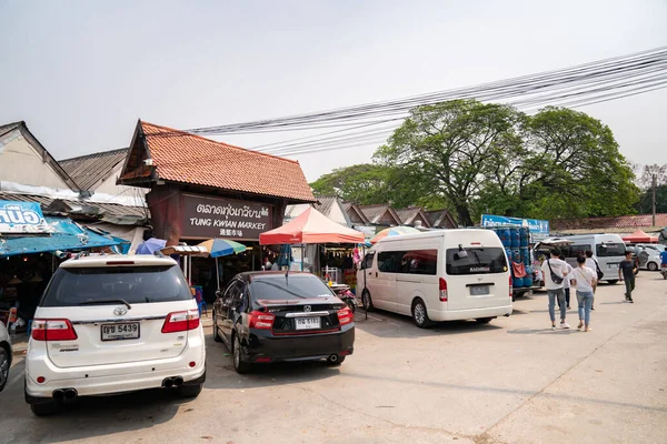 2021年3月28日 泰国兰榜 科罗纳韦勒斯病 Coronavirus Disease Covid 兰榜地方传统市场Kad Tung Kwain Market前的停车场环境 — 图库照片