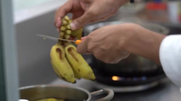 Mannen Skar Den Odlade Bananen Den Kokta Potten För Att — Stockvideo