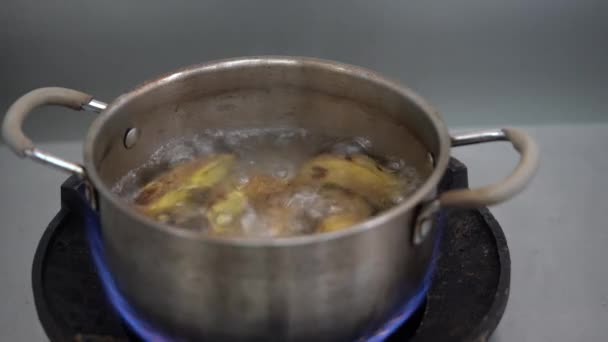 Uomo Tagliò Banana Coltivata Nella Pentola Bollita Preparare Dessert Thai — Video Stock