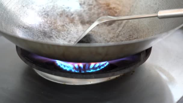 Ogień Gazowy Pieca Gazowego Iskrzy Aby Rozpocząć Gotowanie Gotowanie Żywności — Wideo stockowe