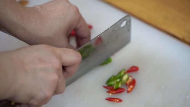 Aziatische Hand Snijdt Rode Groene Chili Door Machete Snijmes Plaat — Stockvideo