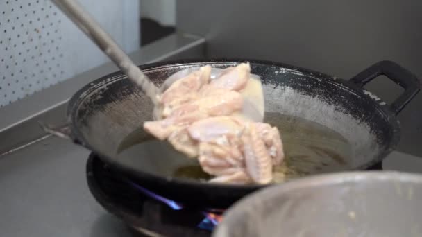 Чоловік Отримує Картопляне Куряче Крило Киплячій Олії Сковороді — стокове відео