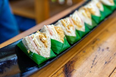Siyah kayık şeklindeki kuru domuz etli sandviçlere yakın durun..