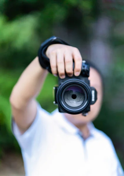 Asyalı Adam Orta Formatlı Kamerayı Elinde Tutuyor Önünde Çekmeye Odaklanıyor — Stok fotoğraf