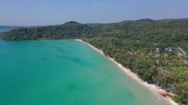 Kood Adası (Koh Kood veya Koh Kut veya KO Kut), Tayland 'ın Trat ilinde yer alan ünlü bir adadır. Mavi gökyüzü, turkuaz deniz ve okyanusla drone çekimi.