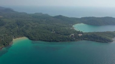 Kood Adası (Koh Kood veya Koh Kut veya KO Kut), Tayland 'ın Trat ilinde yer alan ünlü bir adadır. Mavi gökyüzü, turkuaz deniz ve okyanusla drone çekimi.