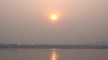 Mekong Nehri 'ndeki gündoğumu, Tayland' dan görüntü Mekong Nehri 'ndeki gündoğumu, Tayland' dan görüntü. 