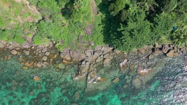 Topview Van Het Rock Strand Naast Zee Drone Hoek Bij — Stockvideo