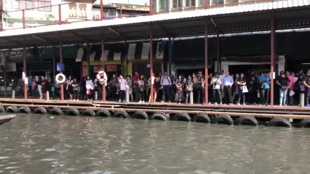 バンコク 11月2018 交通渋滞を避けるために乗客の代替輸送であるSansarb運河スピードボート桟橋の環境 タイのバンコク — ストック動画