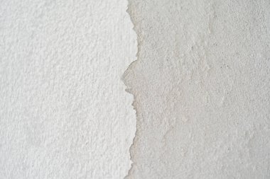 Çimento duvarındaki çatlamış beyaz gri rengin dokusu sanat eseri arka planı için
