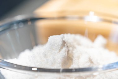 Taze deniz tuzuna yakın, cam kasede, hafif bir tonu ve havası var..