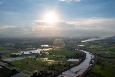 İnşaat, yağmur mevsiminde sel baskınını önlemek için bir kanal ve baraj kazıyor. Tarih 14 Mayıs 2021, Uthai Thani, Tayland.