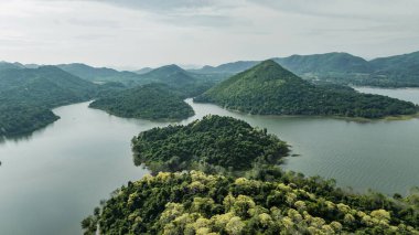 Göl manzaralı Kaeng Krachan barajı ve bir sürü yeşil dağ, mavi gökyüzü arka planı. Kaeng Krachan Barajı milli parkı, Phetchaburi bölgesi, Tayland insansız hava aracı görüntüsü.