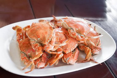 Kömür ızgarasıyla pişirilen taze deniz yengeçleri Tayland 'daki ünlü yerel restoranda Tayland deniz ürünleri sosu ile servis ediliyor..