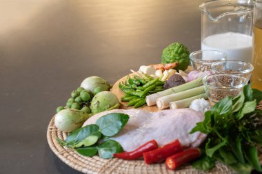 Sahne malzemesi, baharatlı yeşil köri, tavuk, sarımsak, biber, soğan, galangal, tuz, limon otu, patlıcan, fesleğen, bergamot ve Tayland patlıcan..