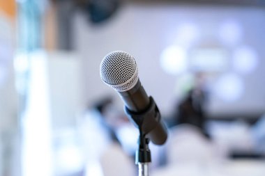 Seminer salonundaki mikrofon standında herkesin konuşma ya da seminer katılımcılarını selamlarken kullanması için..