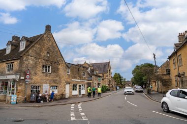Bourton-on-the-Water, Birleşik Krallık, 12 Temmuz 2023, Charming Caddelerinde Taş Kulübeler ve Butik Dükkanlarıyla Sıralanmış Turistler.