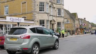 Bourton-on-the-Water, Birleşik Krallık, 12 Temmuz 2023, Charming Caddelerinde Taş Kulübeler ve Butik Dükkanlarıyla Sıralanmış Turistler.