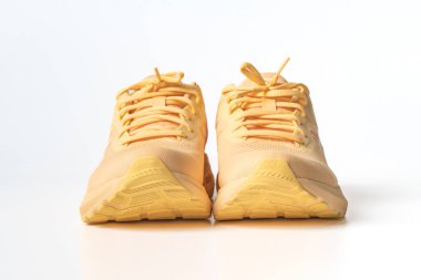 Bangkok, Tayland, 1 Kasım 2025, ASICS GT-1000 13 Men Running Shoes Launch in Light Orange ve Soluk Sarı Performans ve Yumuşak Koşucular İçin.