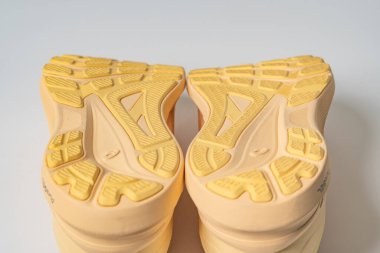 Bangkok, Tayland, 1 Kasım 2025, ASICS GT-1000 13 Men Running Shoes Launch in Light Orange ve Soluk Sarı Performans ve Yumuşak Koşucular İçin.